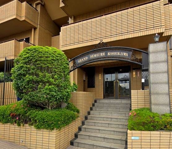 グラン・ドムール甑岩のエントランス|落ち着いたくらしをかなえる閑静な住宅街。
