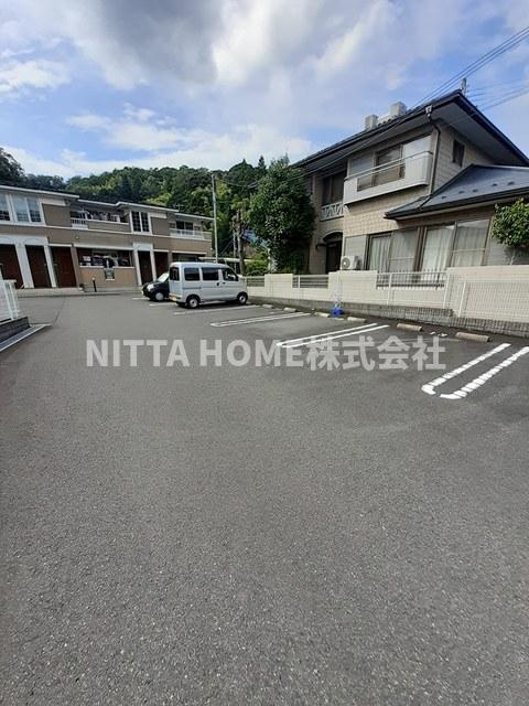 舞鶴市字上福井のアパートの駐車場|駐車場は敷地内に２台分の確保があります◇