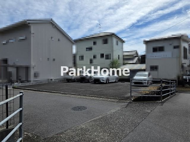 高知市福井扇町-建築条件付き-売土地の前面道路含む現地写真|北側幅約5m、西側幅約4.6mの余裕ある道路に面した角地です。前面道路は十分な幅員があり、車の出し入れやすれ違いもスムーズに行えます。日当たりと風通しの良さを現地で直接体感していただけます。