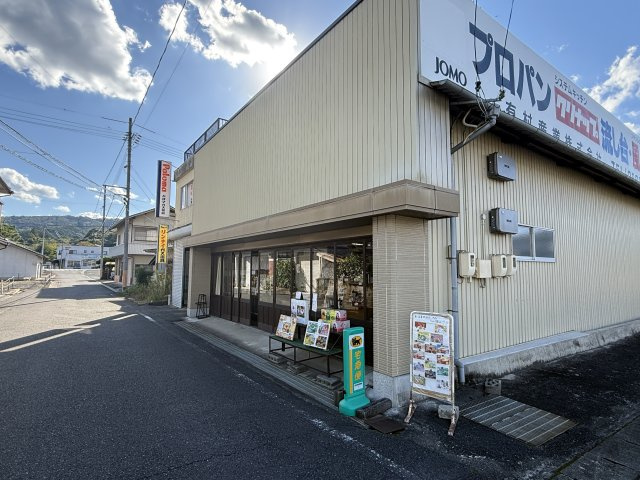 津山市　久米中北下　店舗付き倉庫の外観