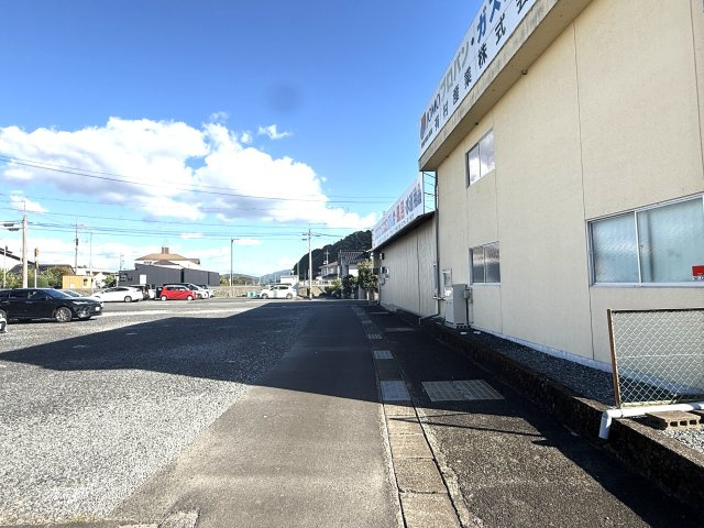 津山市　久米中北下　店舗付き倉庫の駐車場|約100坪　１０台以上停められます。