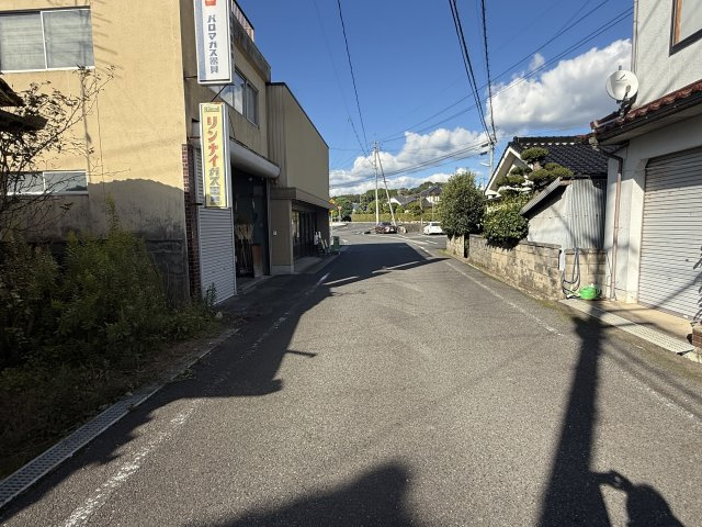 津山市　久米中北下　店舗付き倉庫の外観