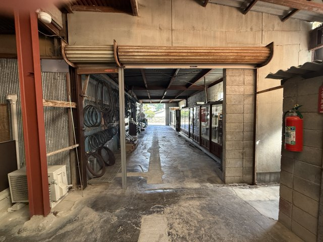 津山市　久米中北下　店舗付き倉庫の内装|通路