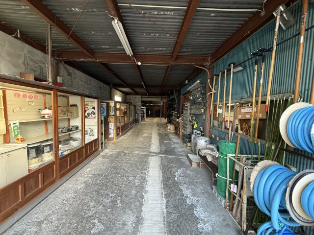 津山市　久米中北下　店舗付き倉庫の内装|通路