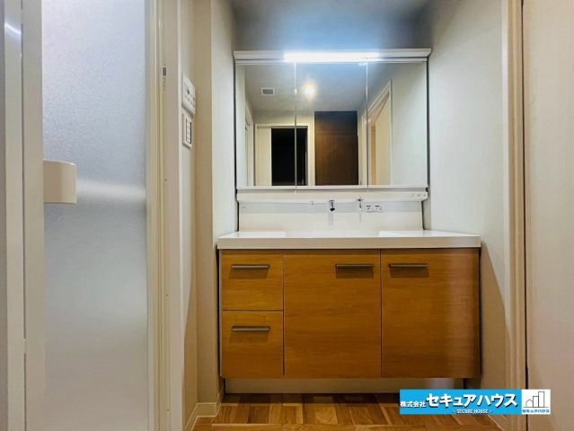 ダイアパレス刈谷の独立洗面台|【洗面台】
◆鏡の裏にはたっぷりと収納スペースを標準装備！
◆電源を付属しているのでドライヤーなど利用できます。
◆洗面台下の収納には洗剤やシャンプーなどのストックをしまうことができます。　　　　　　