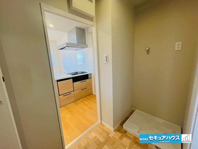 ダイアパレス刈谷の洗面所|【洗濯機置き場】
◆洗濯機置き場は洗面所とキッチンの間にある独立した空間です。扉で仕切られているため騒音が軽減されます♪　　　　　　　　　　　　　　　　　　　　　　　　　　　　　　　　　　　　　　　　