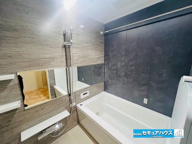 ダイアパレス刈谷の浴室|【浴室】
◆アクセントパネルで落ち着きのある雰囲気を演出します。毎日の疲れを癒やすバスタイムを過ごせます。
◆浴室乾燥機付きでカビの繁殖を抑える効果があります。
◆追い炊き機能を備えたオートバスです。