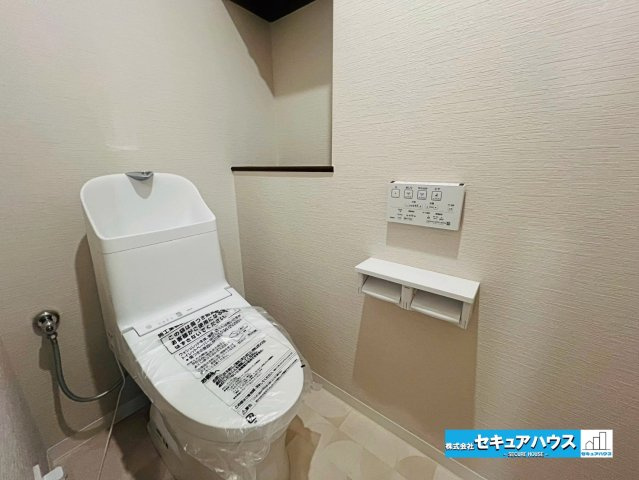 ダイアパレス刈谷のトイレ|【高機能トイレ】
◆高機能トイレの多くは便器のフタの開閉が自動であり、使用後に手動で水を流す面倒もなく非常に便利です。スタイリッシュな見た目で、お掃除しやすく、節水効果が高いです。　　　　　　