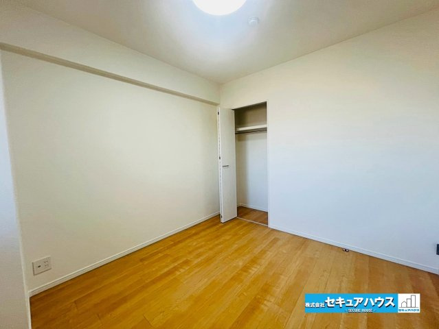 ダイアパレス刈谷の洋室|【洋室6帖】
◆家族一人ひとりの大切なプライベート空間。趣味に合わせて使って頂けるようシンプルに仕上げてあります。暮らし心地を大きく左右する収納を、適材適所に配置し使い勝手を考慮しました。　　　　　　