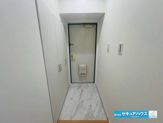 ダイアパレス刈谷の玄関|【玄関】
◆大容量収納可能な下駄箱付きです。玄関周りがすっきりと片付きます。白基調の洗練された空間です♪
◆オートロック付きのため防犯面も安心です◎　　　　　　　　　　　　　　　　　　　　　　　　　　