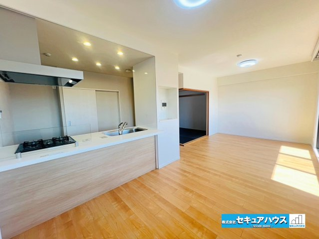ダイアパレス刈谷の居間・リビング|【LDK15.7帖】
◆通学から帰宅し、リビングルームで会話を楽しむ子ども達。リビングから臨む景色は太陽色に染まり、解放感溢れゆったりとしたひと時を過ごすことが出来る素敵な空間です。　　　　　　　　　