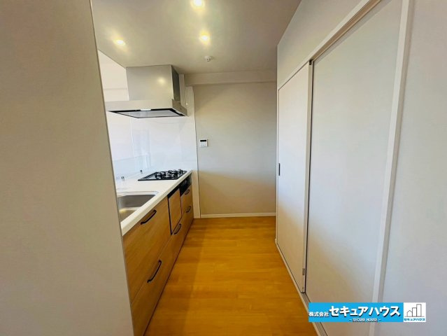 ダイアパレス刈谷のキッチン|【キッチンスペース3.4帖】
◆広々としたキッチンスペースのため家族で並んで料理できます。
◆キッチン背面には洗面所に繋がる扉付きのため家事動線に優れています。　　　　　　　　　　　　　　　　　　　　