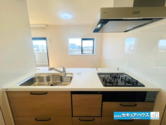 ダイアパレス刈谷のキッチン|【キッチン】
◆同時にたくさんの料理が調理できる3口コンロ。「焼く・蒸す・煮る」の工程を同時進行で進めることができるので、料理を素早く作ることができます。
◆洗い物の時短に繋がる食洗機付きです。　　　