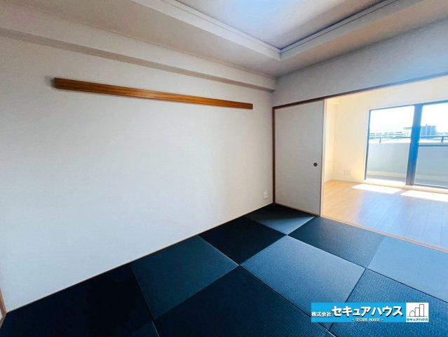 ダイアパレス刈谷の和室|【和室6帖】
◆リビングに続く和室は扉を開ければリビング全体の開放感が増し、お子様の遊び場や寝転がるスペースとして活躍します。キッチン側の扉を開ければ料理をしながらお子様の様子を見ることもできます。　