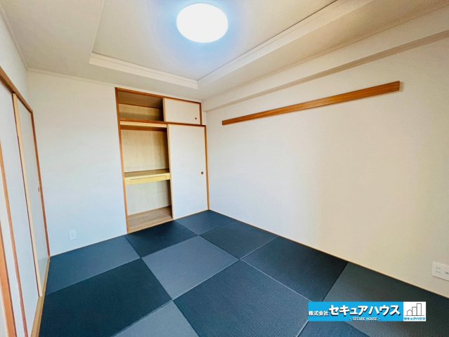 ダイアパレス刈谷の和室|【和室6帖別角度】
◆フローリングのリビングに馴染みやすいカラー畳を採用しており、お洒落な仕上がりです。押入付きのため来客時の布団なども収納可能です♪　　　　　　　　　　　　　　　　　　　　　　　　　