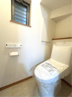 【トイレ】 | 堺市中区土塔町　中古戸建 | 温水洗浄便座付のトイレで、冬の寒い時期でも快適！各階にトイレがあるので、階段を上り下りする手間もありません。