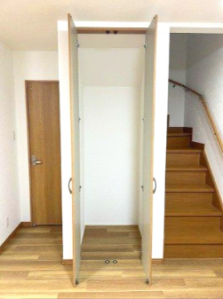 【収納】 | 堺市中区土塔町　中古戸建 | リビングには2つの収納スペース付き！物によって使い分けでき、家族のものが集まりがちなリビングをスッキリと保ちます。