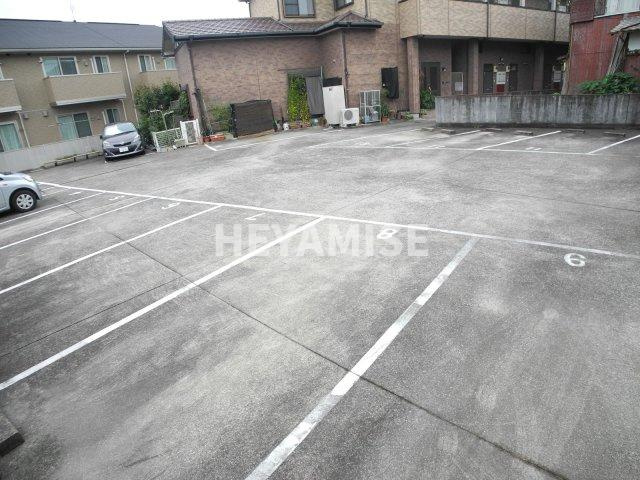 リーガル栄田の駐車場