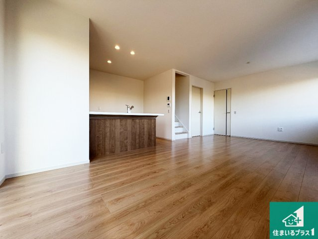 ■豊中市待兼山町　第1期　新築一戸建ての居間・リビング|日当たり良好の明るいリビングで朝の目覚めもスッキリできそう！対面キッチンでご家族のコミュニケーションも自然と増える設計！小さなお子様が遊ぶスペースを作っても広々とくつろげるLDK！