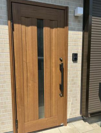 「日当たり良好3LDK」高知市薊野西町3丁目　中古一戸建ての玄関|木目調の玄関ドアがご家族を迎えます。縦長の採光窓を備えたデザインです。