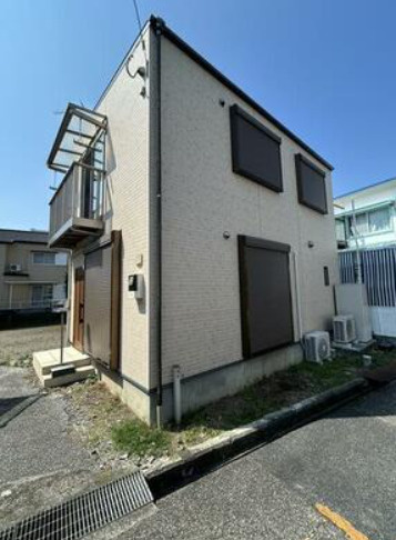 「日当たり良好3LDK」高知市薊野西町3丁目　中古一戸建ての前面道路含む現地写真|シンプルな外観に、各所の窓がアクセント。建物まわりの様子も現地でご確認いただけます。