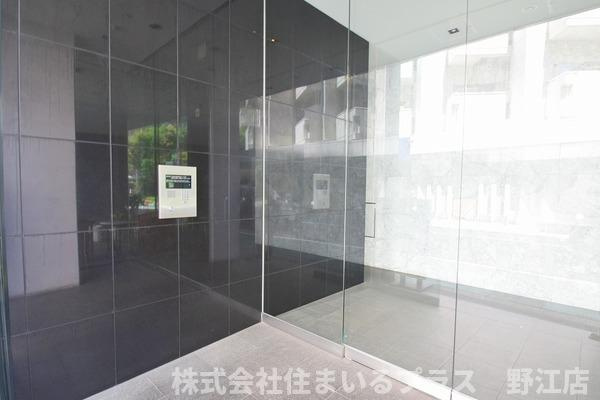 M+FLATSのエントランス