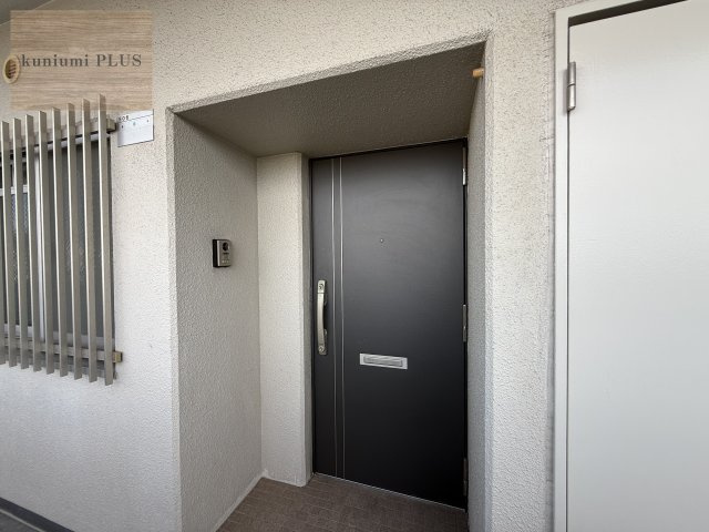ファミールハイツ城東B棟の玄関