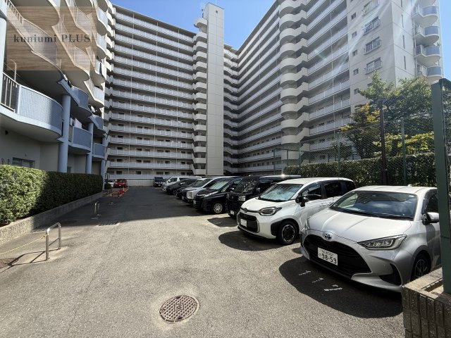ファミールハイツ城東B棟の駐車場