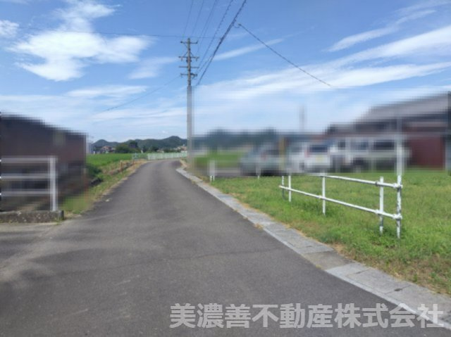 ６７２８５　岐阜市三輪宮西中古戸建ての前面道路含む現地写真