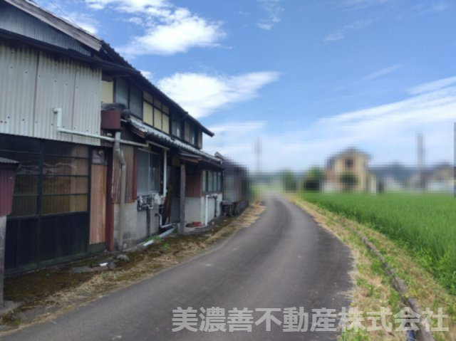 ６７２８５　岐阜市三輪宮西中古戸建ての前面道路含む現地写真