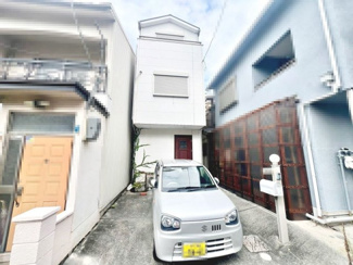 【駐車場】 | 鳳南町５丁　中古一戸建 | お料理に集中しやすい壁付けキッチンです！キッチンの前に窓がるので、換気しやすく明るいキッチンです！
