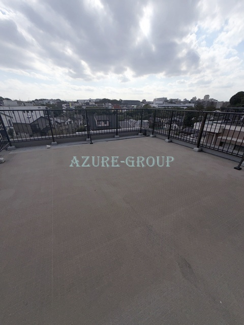 ライフヒルズ北山田C棟のバルコニー