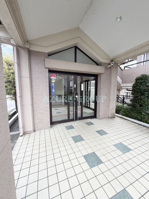 ライフヒルズ北山田C棟のエントランス