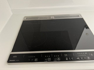 安曇野市豊科高家　中古戸建てのキッチン|フラットなＩＨクッキングヒーター。サッと一拭きで掃除が完了。