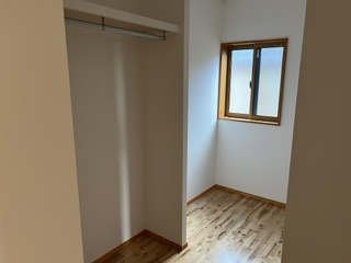 安曇野市豊科高家　中古戸建ての収納|出し入れがスムーズなオープンクローゼット。服選びがスマートに。