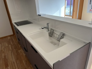 安曇野市豊科高家　中古戸建てのキッチン|白で統一された綺麗なキッチンシンク。お手入れもしやすい仕様。
