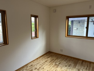 安曇野市豊科高家　中古戸建ての洋室| 二面採光で明るい洋室。2方向の窓から心地よい風が通り抜けます。