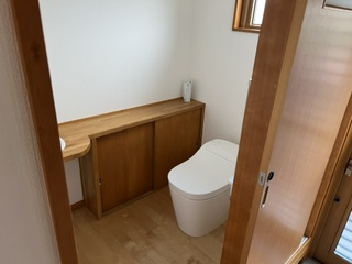 安曇野市豊科高家　中古戸建てのトイレ|トイレとは別に手洗いカウンターを設置。手元が広く使いやすい設計。