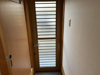 安曇野市豊科高家　中古戸建ての内装|廊下の奥に勝手口を設置。暗くなりがちな廊下に光と風を通します。