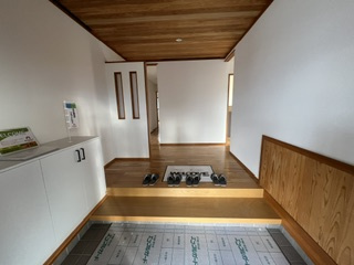 安曇野市豊科高家　中古戸建ての玄関|ゆとりある広さを確保した玄関スペース。靴の脱ぎはきも楽に行えます。