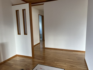 安曇野市豊科高家　中古戸建ての玄関|視線を遮る工夫を施した玄関の設え。プライバシーを保てます。