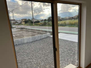 安曇野市豊科高家　中古戸建てのその他|部屋の中から外をみた写真。掃き出し窓から庭へ直接出られます。