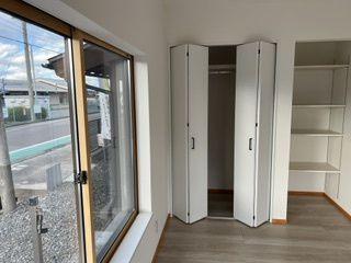 安曇野市豊科高家　中古戸建ての収納|隠す収納と見せる棚が並ぶ仕様。衣類も小物もすっきり収まります。