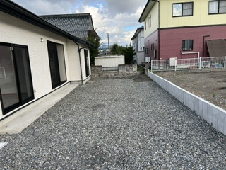 安曇野市豊科高家　中古戸建ての庭|広さのあるお庭スペース。家庭菜園や趣味の空間として活用可能。
