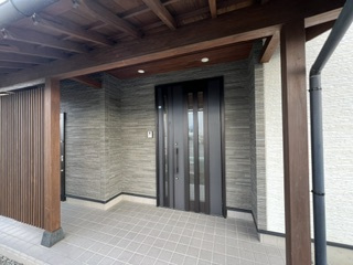 安曇野市豊科高家　中古戸建ての収納|玄関を通らずにＳＩＣへ入れる設計。帰宅時の動線が分かれます。
