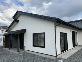 安曇野市豊科高家　中古戸建ての外観|平成27年3月築の木造住宅。木造ならではの温かみがあります。
