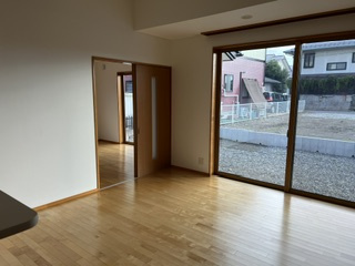 安曇野市豊科高家　中古戸建ての居間・リビング|LDKは17帖の広さがあります。ご家族でゆったり過ごせる空間。