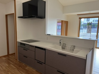 安曇野市豊科高家　中古戸建てのキッチン|対面キッチンを採用。リビングのご家族と会話をしながら調理可能。