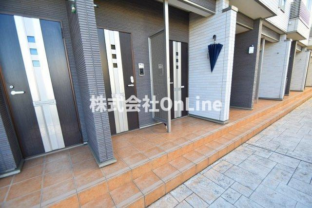 東大阪市新家中町のアパートのエントランス