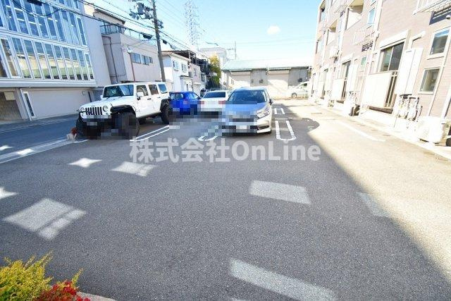 東大阪市新家中町のアパートの駐車場